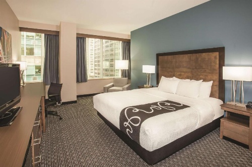 La Quinta Inn & Suites by Wyndham Chicago Downtown image 35